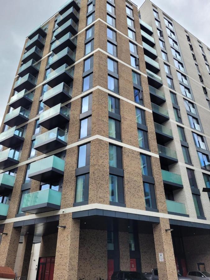 Modern Apartments In Brentford 2 Minutes Walk From Kew Bridge Dış mekan fotoğraf